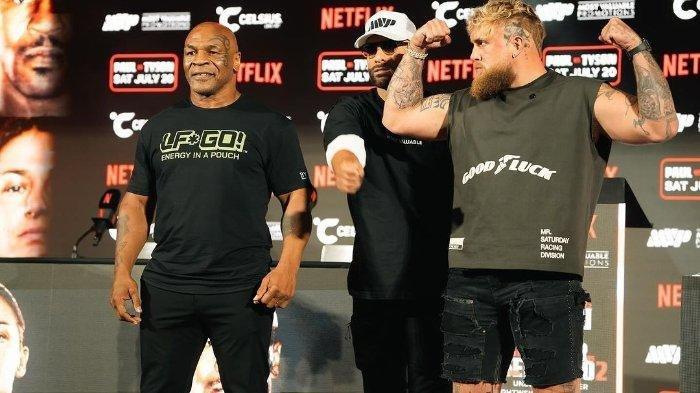 Mike Tyson (kiri) dan Jake Paul (kanan) berpose dalam rangkaian event tinju dunia mereka yang akan digelar November 2024 mendatang.