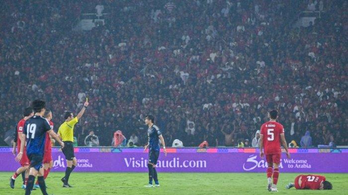 Bintang sepak bola Jepang Kaoru Mitoma mendapatkan kartu kuning di laga melawan Timnas Indonesia usai melanggar Kevin Diks dalam pertandingan Kualifikasi Piala Dunia 2026 Zona Asia antara Indonesia vs Jepang, Jumat (15/11/2024) di Stadion Gelora Bung Karno Jakarta.