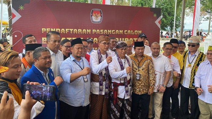 PILKADA KUKAR 2024 - Pasangan Dendi Suryadi dan Alif Turiadi saat mendaftar ke KPU sebagai calon peserta Pilkada Kukar 2024.