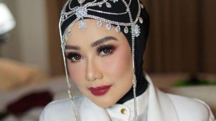 Penjelasan Reza Artamevia soal kasus dugaan penipuan berlian. Ia merasa menjadi korban.