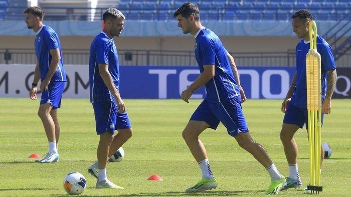 JADWA: LIGA 1 - Bek Persib Bandung, Nick Kuipers, bersiap menendang bola pada sesi latihan di Stadion Si Jalak Harupat, Kabupaten Bandung, Rabu (18/9/2024).