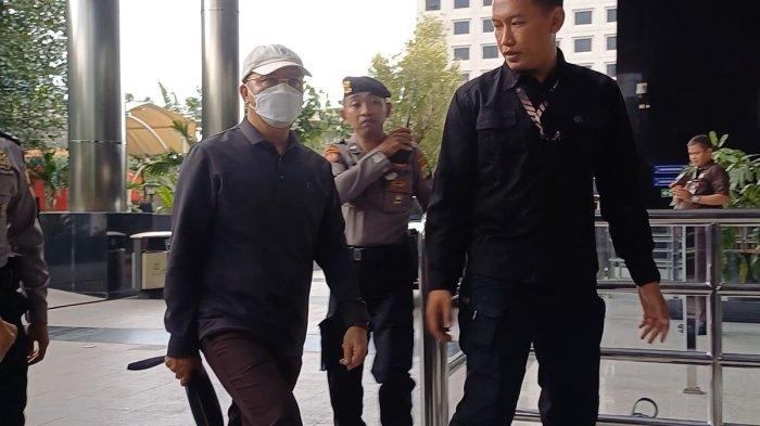 Gubernur Bengkulu Rohidin Mersyah tiba di Gedung Merah Putih, Kuningan, Jakarta, Minggu (24/11/2024).