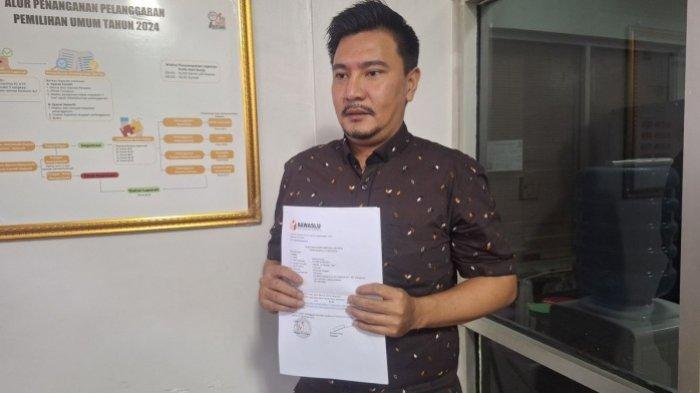 LAPORKAN MARUARAR SIRAIT - Samuel David (37) saat membuat laporan terkait pernyataan Maruar Sirait ke Sentra Gakkumdu Bawaslu Jakarta, Senin (25/11/2024). Pernyataan Maruarar Sirait yang dinilai SARA saat kampanye akbar Pilkada Jakarta 2024. Kini berujung laporan Bawaslu