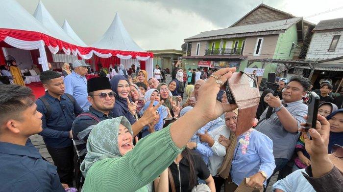 PILKADA KALTIM 2024 - Calon Gubernur Kalimantan Timur nomor urut 2, Rudy Mas'ud, tiba di TPS 04, Kelurahan Baru Tengah, Kecamatan Balikpapan Barat, tepat pukul 12.12 WITA. Kehadirannya didampingi istri tercinta, Sarifah Suraidah, serta putrinya, Syahrah Atthirah, yang untuk pertama kalinya mengikuti pemungutan suara, Rabu (27/11/2024).