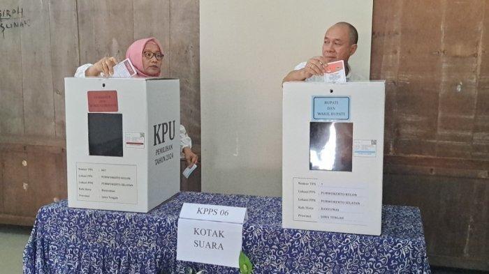 Cabup Sadewo bersama istri saat mencoblos di TPS 7 Kelurahan Purwokerto Kulon, Kecamatan Purwokerto Timur, Rabu (27/11/2024). Pasangan Sadewo-Lintarti unggul tipis dar kotak kosong di TPS tersebut, hasil perhitungan KPU.