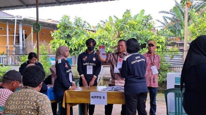 Proses perhitungan surat suara calon Wali Kota dan Wakil Wali Kota Pangkalpinang, di TPS 06 Kelurahan Air Salemba, Kecamatan Gabek, Kota Pangkalpinang, Bangka Belitung, Rabu (27/11/2024)