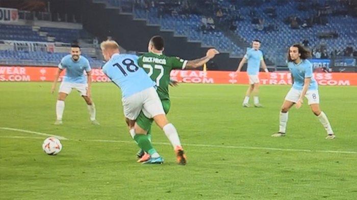 Insiden pemain Lazio Gustav Isaksen dijatuhkan di kotak penalti oleh pemain Ludogorets pada pertandingan Liga Europa, Jumat (29/11/2024).