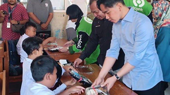 Gibran Rakabuming mengecek uji coba makan siang gratis di SDN 02 dan 03 Sentul, Kabupaten Bogor, Jawa Barat, Selasa (23/7/2024).