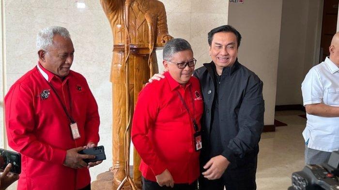 Politisi PDI Perjuangan (PDIP) Effendi Simbolon (baju hitam) bersama Ketua DPP bidang Kehormatan Komarudin Watubun dan Sekjen DPP PDIP Hasto Kristiyanto di Kantor DPP Partai, di Jalan Diponegoro, Menteng, Jakarta, Senin (10/7/2023).