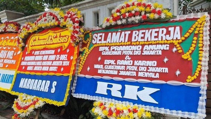 BANTAHAN MARUARAR SIRAIT - Sejumlah karangan bunga berjejer di Rumah Pemenangan Pramono Anung-Rano Karno, Cemara 19, Menteng, Jakarta, Jumat (29/11/2024). Ada karangan bunga dari Maruarar S dan RK.