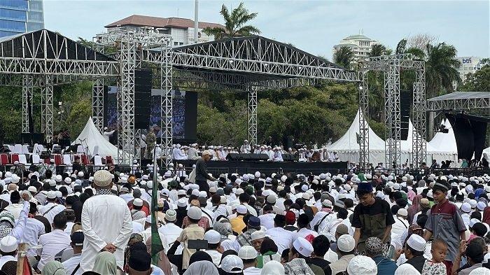 Sejumlah tokoh hadir dalam acara Reuni Akbar 212 di silang Monumen Nasional (Monas), Jakarta Pusat, Senin (2/12/2024) pagi.