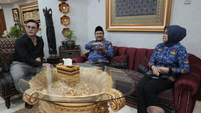 Menteri Sosial (Mensos) Saifulllah Yusuf alias Gus Ipul menerima kunjungan influencer Denny Sumargo (Densu) dan Pratiwi Noviyanti alias Teh Novi di kantor Kementerian Sosial, Jakarta, Jumat (29/11/2024).