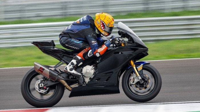 Salah Satu Aksi Aldy Satya Mahendra dengan Motor Yamaha YZF - R9