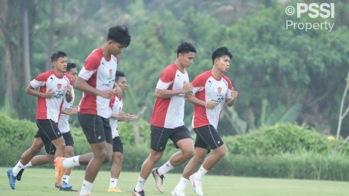 Aksi para pemain Timnas Indonesia saat melakoni pemusatan latihan di Bali persiapan Piala AFF 2024.