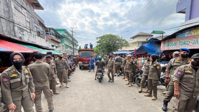 MENATA PASAR PANDANSARI - Penertiban pedagang kali lima (PKL) yang berjualan di lingkar luar Pasar Pandansari, Balikpapan Barat, Balikpapan, Kalimantan Timur.