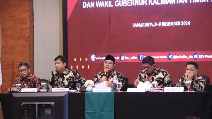 PLENO PILKADA KALTIM - Ketua KPU Kaltim, Fahmi Idris didampingi seluruh anggota KPU hadir dalam rapat pleno tingkat provinsi yang terselenggara di Ballroom Lantai 5 Hotel Harris, Samarinda, Provinsi Kalimantan Timur.