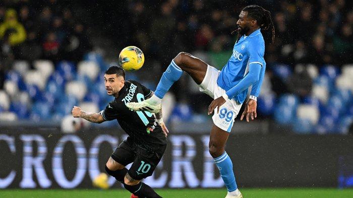 NAPOLI VS LAZIO - Duel Napoli vs Lazio di Stadion Diego Maradona dalam pertandingan ke-15 Liga Italia Serie A berakhir dengan skor 0-1, Senin (9/12/2024). Ini adalah kekalahan kedua Napoli dari Lazio dalam kurun waktu empat hari.
