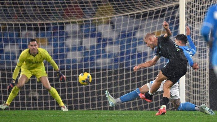 NAPOLI VS LAZIO - Pemain Lazio Gustav Isaksen membobol gawang Napoli di Stadion Diego Maradona dalam pertandingan ke-15 Liga Italia Serie A, Senin (9/12/2024). Laga ini berakhir dengan skor 0-1.
