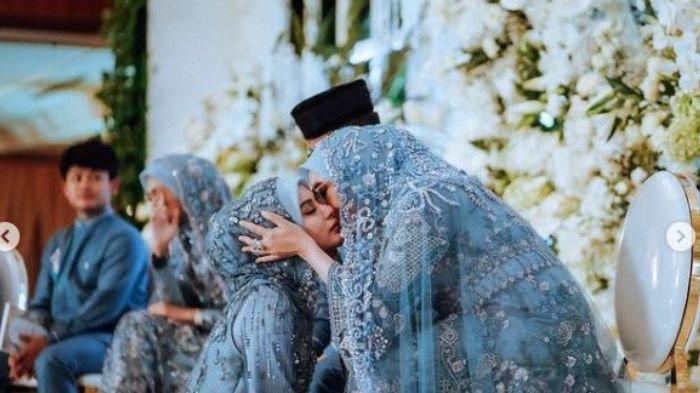 Cindara sungkem pada ayah ibunya