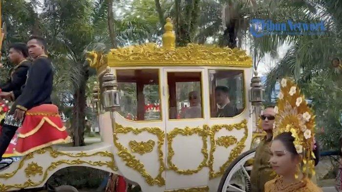 Kereta kencana Cindara Rahmad dan Abdurrahman saat resepsi pernikahan