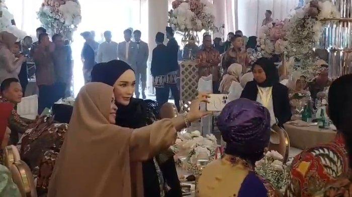 FOTO BARENG ARTIS - Artis Zaskia Gotik meladeni foto bareng warga pada acara resepsi pernikahan anak Walikota Balikpapan di Gedung BSCC Dome, Balikpapan, Kalimantan Timur, Sabtu (14/12/2024).
