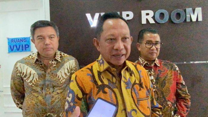 Disambut Pj Gubernur Kalimantan Timur, Akmal Malik, Menteri Dalam Negeri (Mendagri) Tito Karnavian melakukan kunjungan kerja di kota Balikpapan, Kalimantan Timur pada Sabtu (14/12/2024).
