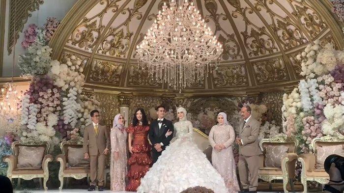 TITI DJ FOTO BARENG - Penyanyi Titi Dj foto bersama dengan pengantin dan keluarga pada acara resepsi pernikahan anak Walikota Balikpapan di Gedung BSCC Dome, Balikpapan, Kalimantan Timur, Sabtu (14/12/2024). TRIBUNKALTIM.CO/ARY NINDITA INTAN
