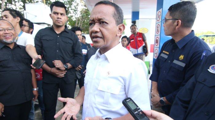 KEBIJAKAN GAS LPG - Menteri Energi dan Sumber Daya Mineral (ESDM) sekaligus Ketua Umum Partai Golkar, Bahlil Lahadalia, saat ditemui usai kunjungan ke SPBU nelayan di Manggar, Balikpapan, Sabtu (14/12). Bahlil sebut pengecer bakal jadi sub-pangkalan secara gratis, bisa jualan lagi. (TRIBUNKALTIM.CO/DWI ARDIANTO)