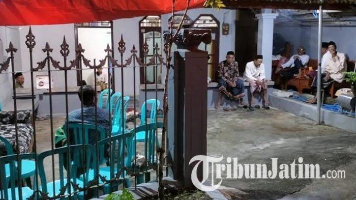 Suasana rumah duka tempat kelahiran Aipda Kiswanto di Desa Trepan, Kecamatan Babat, Lamongan, Jawa Timur, Selasa (17/12/2024). Aipda Kiswanto merupakan Ps Kanit Reskrim Polsek Batu Sopang, Kabupaten Paser, Kalimantan Timur, yang gugur saat bertugas.