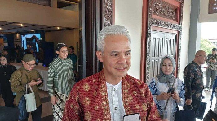 Ganjar Pranowo saat menemui wartawan usai menghadiri rapat terbuka peringatan Lustrum XV dan Dies Natalis ke -75 Universitas Gadjah Mada (UGM), Kamis (19/12/2024).