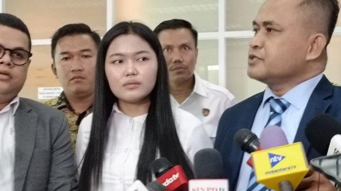 Pegawai Toko Roti di Cakung, Jakarta Timur (Jaktim), Dwi Ayu Darmawati di Komisi III DPR RI, Jakarta, Selasa (17/12/2024).