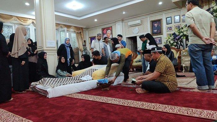 Jenazah Awang Faroek Ishak tiba di rumah duka di Jalan Sei Barito, Samarinda, Senin (23/12/2024)/Rita Lavenia