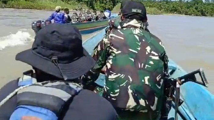 Pencarian Kasat Reskrim AKP Tomi Marbun melibatkan unsur Polri, SAR dan TNI menyisir kali di Moskona Barat Teluk Bintuni, Minggu (22/12/2024)