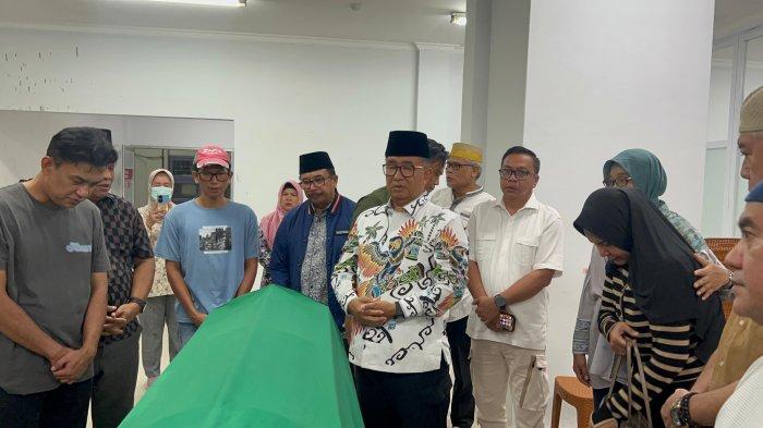 AWANG MENINGGAL DUNIA - Pj Gubernur Kaltim, Akmal Malik saat melepas jenazah di RSUD Kanujoso Balikpapan untuk dibawa ke rumah duka di Samarinda, Kalimantan Timur pada Minggu (22/12/2024). Akmal Malik memberi arahan agar segera dibuatkan undangan untuk berkumpul di Masjid Pemprov Kaltim untuk salat dan melepaskan jenazah pada Senin 23 Desember 2024.