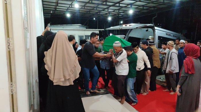 AWANG TUTUP USIA - Jenazah Awang Faroek Ishak tiba di rumah duka di Jalan Sei Barito, Samarinda, Senin (23/12/2024) dini hari. Rencananya, sesuai arahan Penjabat Gubernur Kalimantan Timur, Akmal Malik, sebagai bentuk penghormatan terakhir, jenazah Awang Faroek Ishak akan disalatkan dan dilepas di Masjid Pemrov Kaltim, Kota Samarinda pagi.