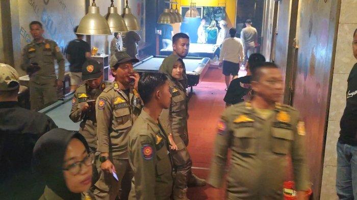 RAZIA MALAM NATAL - Satpol PP Balikpapan bersama instansi gabungan mengawasi THM dan tempat billiar selama Natal 2024, Selasa (24/12/2024) malam. Ke depan, Satpol PP Balikpapan berkomitmen melanjutkan pengawasan secara rutin untuk menjaga ketertiban di kota.