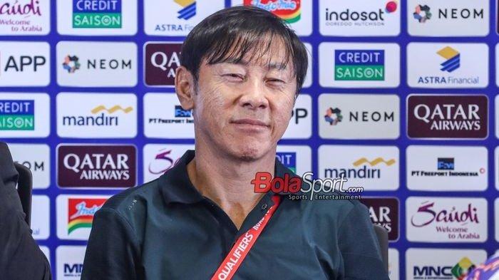 Pelatih timnas Indonesia, Shin Tae-yong, saat hadir dalam sesi jumpa pers di Stadion Utama Gelora Bung Karno, Senayan, Jakarta, Selasa (19/11/2024). Heboh Shin Tae-yong diisukan pakai buzzer demi halau kritik di media sosial. Respons manajer Timnas Indonesia.