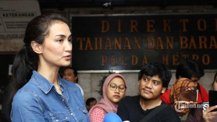 Keluarga besar Atiqah Hasiholan tengah diterpa kasus hukum. Ibunya, Ratna Sarumpaet dilaporkan sang cucu gara-gara kisruh harta warisan. Harta apa yang dituntut?