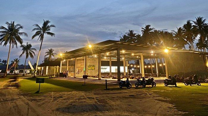 Watu Beach Lamaru, salah satu restoran di kawasan Balikpapan Timur yang didesain dengan konsep bangunan industrial brutalism ini mengusung konsep kuliner fusion food.