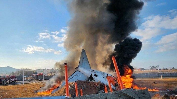 Pesawat Jeju Air jatuh di Bandara Internasional Muan, Provinsi Jeolla Selatan, Korea Selatan, Minggu (29/12/2024). Api dan asap tampak membubung dari bangkai pesawat Boeing 737-800 ini. Sebanyak 47 korban tewas, dari total 181 orang di pesawat.