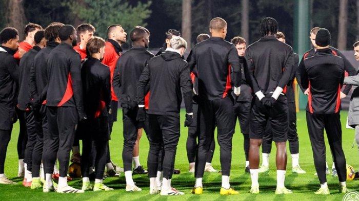 DEBUT PELATIH BARU - Pelatih baru Sergio Conceicao memimpin latihan skuad AC Milan jelang laga melawan Juventus di Piala Super Italia 2025.