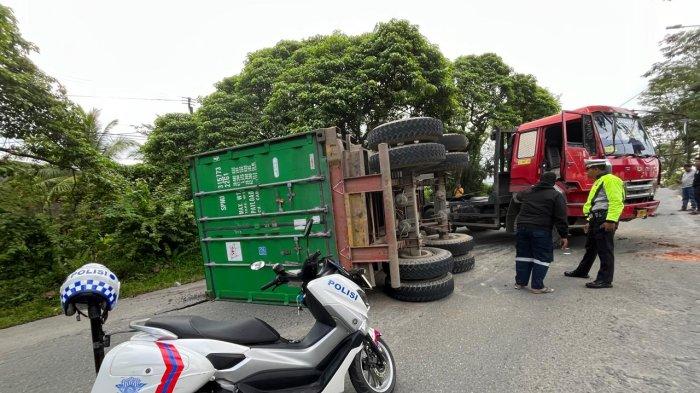 Sebuah truk kontainer dengan nomor polisi KT 8609 LU mengalami kecelakaan tunggal di tanjakan Jalan MT Haryono, tepat di depan SMA Katolik Adi Sucipto, pada Kamis pagi sekitar pukul 06.15 Wita. Truk yang mengangkut air mineral tersebut terguling, menyebabkan satu ruas jalan tertutup sepenuhnya, Kamis (2/1/2025).