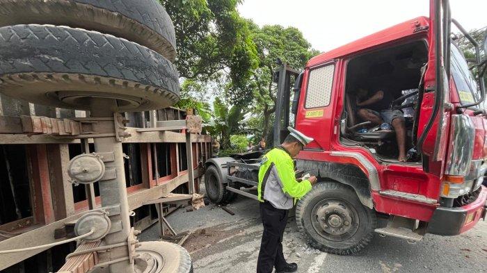 Sebuah truk kontainer dengan nomor polisi KT 8609 LU mengalami kecelakaan tunggal di tanjakan Jalan MT Haryono, tepat di depan SMA Katolik Adi Sucipto, pada Kamis pagi sekitar pukul 06.15 Wita. Truk yang mengangkut air mineral tersebut terguling, menyebabkan satu ruas jalan tertutup sepenuhnya, Kamis (2/1/2025).