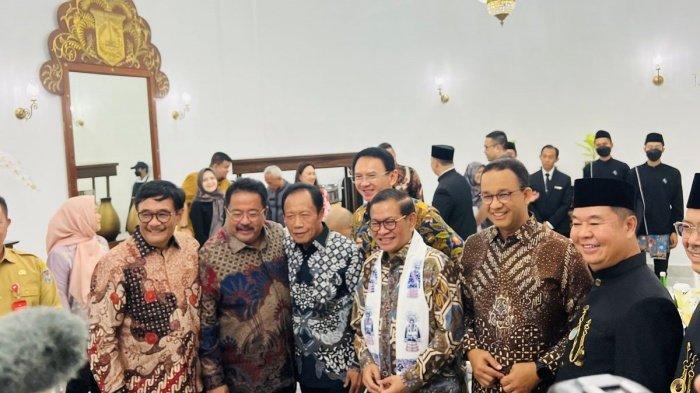 PERTEMUAN GUBERNUR JAKARTA - Kiri ke kanan: Momen foto bersama Djarot Saiful Hidayat, Rano Karno, Sutiyoso, Basuki Tjahja Purnama (Ahok), Pramono Anung, Anies Baswedan, Pj Gubernur Jakarta Teguh Setyabudi di acara tahun baru yang diselenggarakan Pemprov Jakarta, Selasa (31/12/2024). Momen akrab Anies dan Ahok saat pertemuan mantan Gubernur Jakarta. Alasan Jokowi tidak hadir di pertemuan mantan Gubernur Jakarta tersebut.