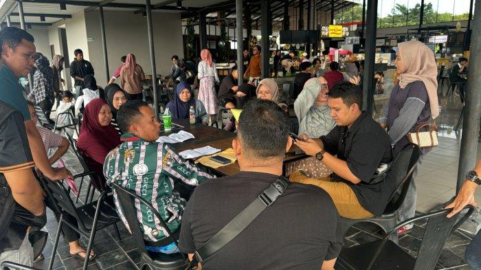 DUGAAN PENIPUAN RUMAH - Puluhan korban dugaan penipuan perumahan subsidi di Balikpapan tampak berkumpul bersama penasihat hukum mereka, mencari solusi atas kerugian yang dialami, Senin (6/1/2025).
