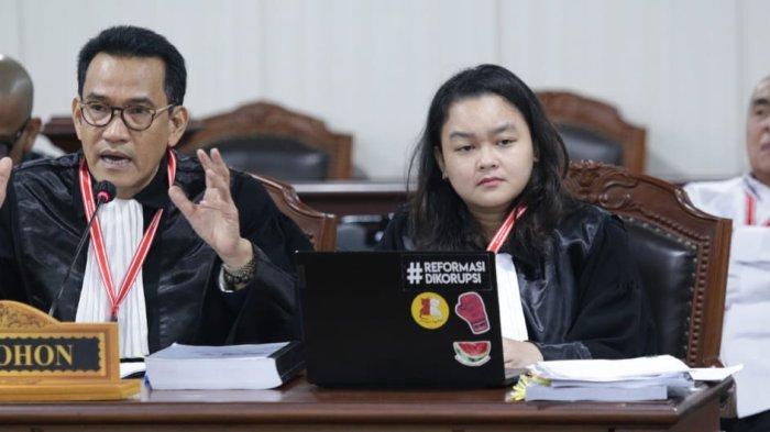 Isran Noor pertama kalinya tampil di publik pasca penetapan hasil Pilgub Kaltim pada Desember 2024 lalu, hadir langsung mendampingi kuasa hukumnya, Refly Harun dan Raden Violla Reininda Hafidz mengikuti jalannya sidang sengketa hasil pilkada, di Lantai 4 Gedung MK, Jakarta, Kamis (9/1/2025). (HO/ MK RI)