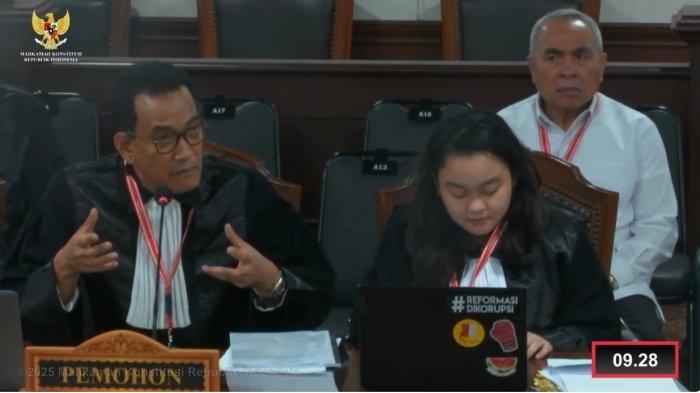 SIDANG SENGKETA PILKADA KALTIM 2024 - Calon Gubernur Kaltim, Isran Noor bersama pengacaranya, Refly Harun di sidang MK sengketa Pilkada Kaltim 2024, Kamis (9/1/2025) kemarin. Jadwal sidang kedua MK Pilkada Kaltim 2024. Dalil Refly Harun soal kemenangan Rudy-Seno atas Isran-Hadi di Pilkada Kaltim 2024 bisa dibatalkan.