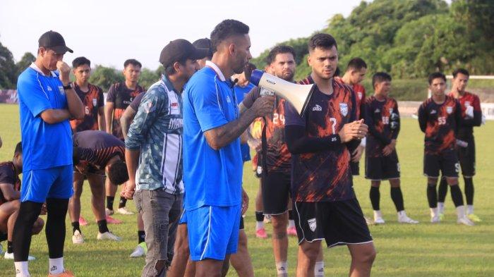 MENYAPA PUSAMANIA - Asisten Pelatih, Demerson, Matheus Pato, Fajar Farhurahman dan rekan saat menyapa suporter Pusamania seusai latihan persiapan jelang hadapi Semen Padang di Training Ground Jalan Jakarta I Kelurahan Lok Bahu, Kecamatan Sungai Kunjang, Kota Samarinda, Kalimantan Timur, Minggu (12/1/2024).