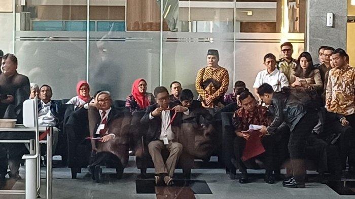 HASTO DIPERIKSA KPK - Sekretaris Jenderal PDIP Hasto Kristiyanto mendatangi Gedung Merah Putih Komisi Pemberantasan Korupsi (KPK), Kuningan, Jakarta, Senin (13/1/2025). Kata Hasto Kristiyanto soal praperadilan. Sekjen PDIP tiba di Gedung KPK didampingi 100 kuasa hukum.