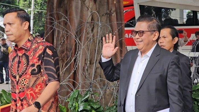 Sekretaris Jenderal PDI Perjuangan Hasto Kristiyanto memenuhi panggilan Komisi Pemberantasan Korupsi (KPK) pada hari ini, Senin (13/1/2025).